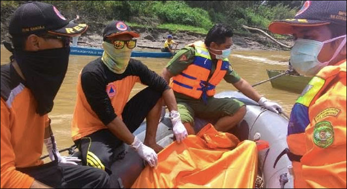 Tim SAR saat mengevakuasi jasad Sandika Alam yang ditemukan mengambang di sungai Mahakam, Senin (10/08) siang 