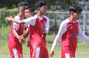 Pemain tim Tenggarong U-20 merayakan gol pembuka yang dicetak M Azhar di penghujung babak pertama