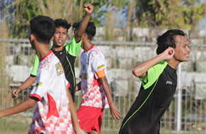 Selebrasi pemain Selekda U-20 Tenggarong, Yusri, usai mencetak gol ke gawang Loa Kulu