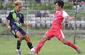 Top skor Selekda U-20 Muhammad Rivai (kiri) terlibat perebutan bola dengan gelandang Tenggarong, M Taufan Muslihuddin