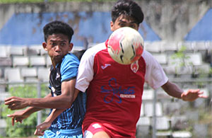 Pemain Tenggarong (merah) terlibat duel perebutan bola dengan pemain Kembang Janggut (biru) 