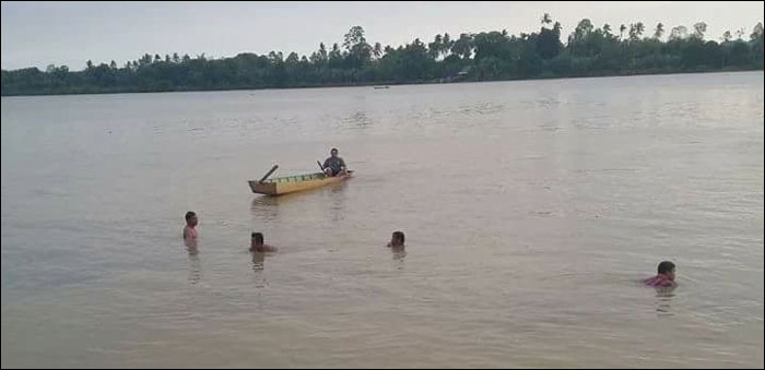 Pencarian bocah yang tenggelam di sungai Mahakam, desa Separi, dilakukan dari sore hingga tengah malam