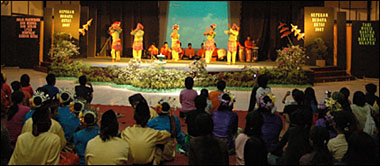 Suasana pagelaran tari dalam rangkaian Sepekan Budaya Kutai 2007 di gedung Serapo LPKK Tenggarong, Jum'at (28/12) malam