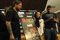 Bupati Rita Widyasari menerima kenang-kenangan poster konser Sepultura yang telah ditandatangani para personel Sepultura