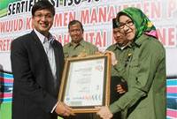Manajer Bisnis PT SGS Indonesia Shashi Bhushan Jogan menyerahkan sertifikat ISO 9001:2008 untuk Setkab Kukar kepada Bupati Rita Widyasari