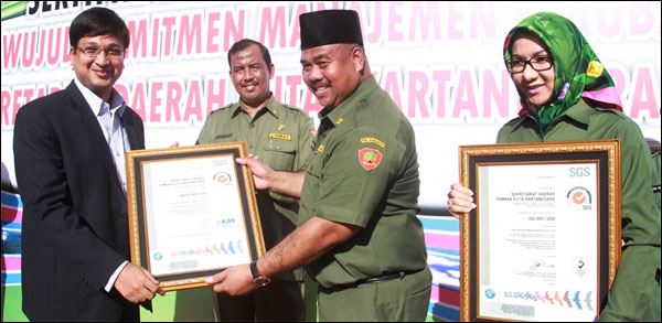 Penyerahan sertifikat ISO 9001:2008 kepada Sekretariat Daerah Kabupaten Kukar yang diterima Bupati Rita Widyasari dan Sekkab Edi Damansyah
