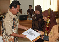 Sekretaris Balitbangda Kukar H Agus Eka Subandi menyerahkan hadiah Juara I Lomba Mengarang pada siswa SMPN 1 Tenggarong Seberang, Nur Mahmudah