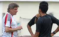 Stefan Hansson berdiskusi dengan asisten pelatih Mitra Kukar 