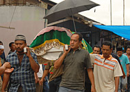 Warga dan pihak keluarga saat membawa jenazah Ozi untuk dimakamkan di Kuburan Muslimin Kelambu Kuning
