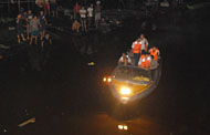 Petugas kepolisian ikut melakukan penyisiran di sungai Tenggarong dengan menggunakan speedboat