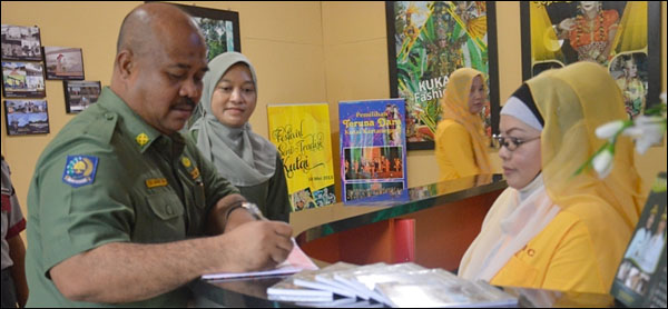 Sekkab Kukar Edi Damansyah mengisi buku tamu usai meresmikan TIC Kukar di Jalan Patin, Tenggarong, Senin (27/05) lalu