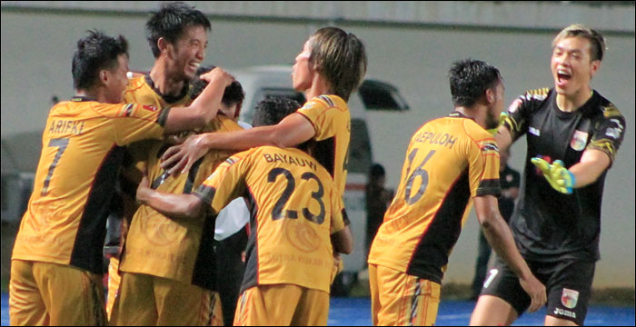 Para pemain Mitra Kukar merayakan gol yang dicetak Anindito Wahyu Erminarno ke gawang Semen Padang FC