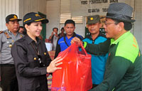 Bupati Rita Widyasari menyerahkan bantuan untuk korban banjir secara simbolis kepada Camat Tabang Andrie Libya Zainuddin 