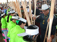 Sekkab HM Aswin bersama warga setempat menumbuk beras di dalam lesung kayu