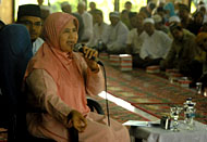 Mama Dedeh saat memberikan siraman rohani di hadapan umat Muslim kota Tenggarong