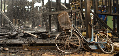 Tak banyak harta benda yang dapat diselamatkan penghuni rumah dari musibah kebakaran di Gang Stadion tadi sore, termasuk sepeda ini