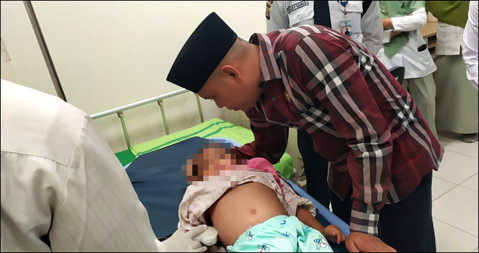 Ketua DPRD Kukar Salehuddin menjenguk balita AN (4) yang menjadi korban penganiayaan orangtuanya sendiri