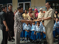 Asisten I HM Ghufron Yusuf (kanan) menyerahkan berita acara serah terima bantuan sarana bermain murid TK di Kelurahan Maluhu
