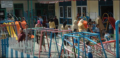 Bantuan sarana bermain diserahkan Dinas Sosial Kukar bagi murid TK di Kelurahan Maluhu, Kecamatan Tenggarong