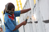 Seorang pekerja saat mengelas pagar jembatan Kumala beberapa waktu lalu