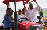 Gubernur Kaltim Isran Noor didampingi Plt Bupati Edi Damansyah saat menjajal traktor penanam jagung