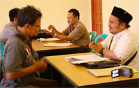 Ketua PPS Kelurahan Mangkurawang, Mulyansyah (kanan), saat mewawancarai calon anggota KPPS
