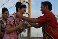 Putri Pariwisata Indonesia 2009 Andara Rainy Ayudini  menerima cenderamata berupa kalung manik dari Putra Duta Wisata Kukar 2009 Tirta Kusuma Negara