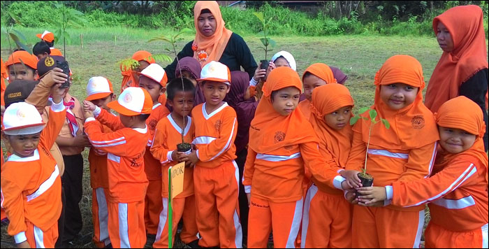 Para murid dan guru TK Arafah Tenggarong bersiap melakukan penghijauan di lingkungan sekolah mereka Sabtu (29/08) kemarin