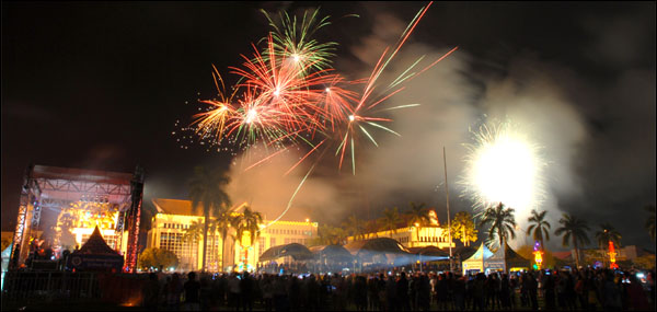 Pesta kembang api menyambut Tahun Baru 2014 diluncurkan dari Kantor Bupati Kukar saat waktu telah menunjukkan pukul 00.00 WITA