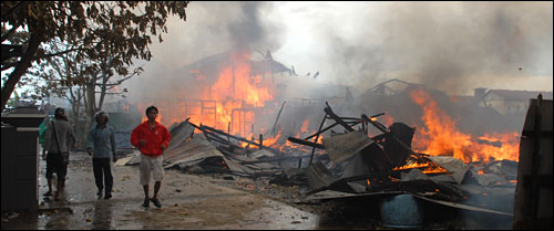 Kobaran api melalap sejumlah rumah milik warga Gang Mitra Rahmat di RT 23 Kelurahan Melayu, Tenggarong, Sabtu (21/01) sore