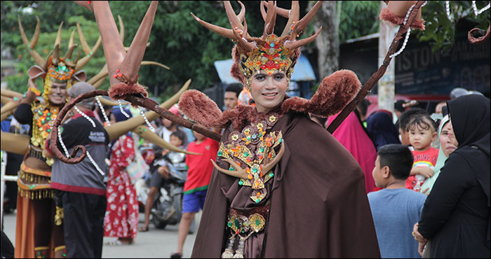 Salah satu talent Tenggarong Kutai Carnival 2019 dengan kostum tema Tandok Payau saat beraksi di jalanan kota Tenggarong, Sabtu (13/07) sore