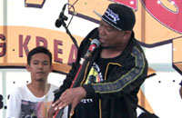 Ketua Tenggarong Reggae Community, Bang Melky, saat beraksi di sebuah event musik bersama grup Oi KPJ Kukar 
