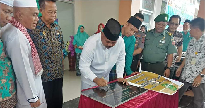 Bupati Kukar Edi Damansyah menandatangani prasasti peresmian gedung baru Puskesmas Teluk Dalam, Tenggarong Seberang, Jum'at (12/04) pagi