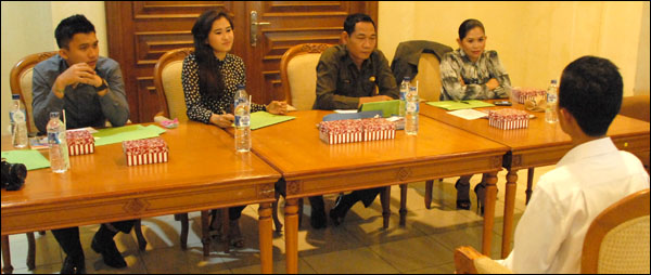 Para juri dari Adwindo dan Disbudpar Kukar mewawancarai peserta seleksi Teruna Dara Kukar 2013 di Tenggarong, Rabu (09/10) kemarin