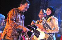 Putra Mahkota Kesultanan Kutai didaulat untuk memasangkan selempang kepada Wildanu dan Ersa sebagai Teruna Dara Kukar 2014