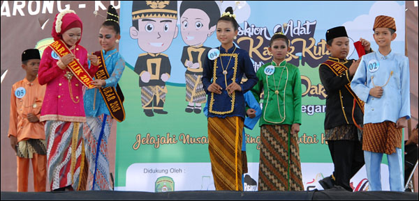 Radhika Darmawan (kiri) dan M Ade Irfan Nur Muthi saat mendapatkan selempang juara di ajang Pemilihan Teruna Dara Cilik Kukar 2014 