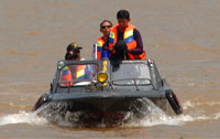 Tim SAR gabungan masih melakukan pencarian korban insiden tabrakan ponton dengan kapal kelotok di desa Kutai Lama 