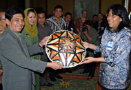 Wakil Gubernur Kaltim Farid Wadjdy menerima cenderamata seraong hasil kerajinan binaan program CSR Total E&P Indonesie