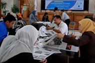 Salah satu kelompok peserta pelatihan tampak antusias mencari artikel koran berbahasa Inggris The Jakarta Post sesuai topik yang ditugaskan