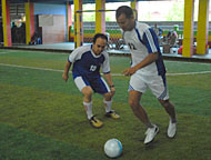 Yanda (kiri) mewakili KutaiKartanegara.com ikut menyumbang 2 gol bagi tim wartawan saat menghadapi Total E&P Indonesie