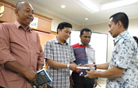 Kepala Departemen Komunikasi TEPI Wilayah Kaltim Handri Ramdhani secara simbolis menyerahkan buku kepada perwakilan media di Tenggarong