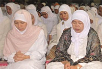 Bupati Kukar Rita Widyasari (kiri) dan istri Wabup Kukar Ny Hj Asih Qurnia Ghufron tampak khusuk mengikuti dzikir bersama menyambut Tahun Baru Islam 1433 H 