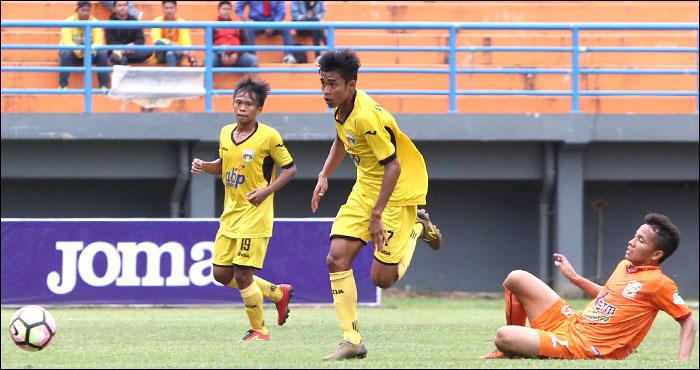 Gelandang Mitra Kukar U-19 Muhammad Rifaldi berhasil melewati hadangan pemain Borneo FC U-19
