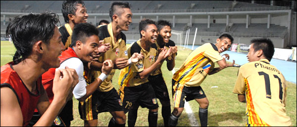 Arpani (kanan) memimpin rekan-rekannya merayakan gol dengan bergoyang ala Caesar YKS