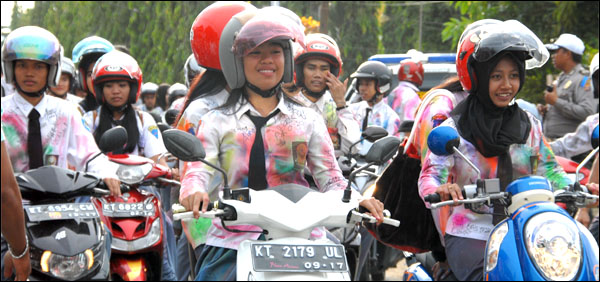 Para siswa SMK YPK Tenggarong melakukan konvoi dengan sepeda motor usai pengumuman kelulusan, Selasa (20/05) sore
