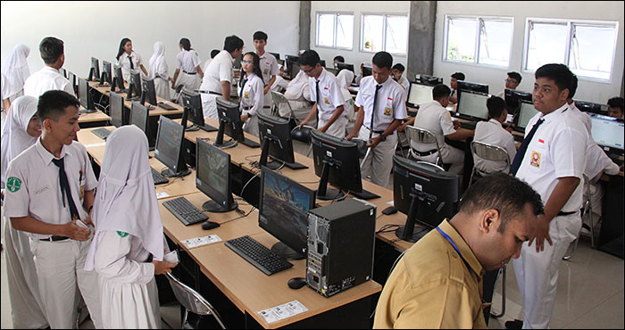 Sebagian pelajar SMPN 1 Tenggarong harus melakukan ujian susulan lantaran ada kendala teknis pada salah satu server