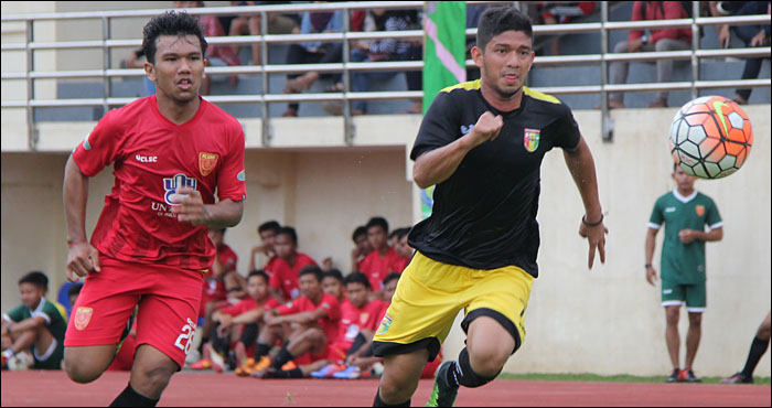 Bek Mitra Kukar Zikri Akbar (kanan) mengejar bola dibayang-bayangi Pemain FC UNY