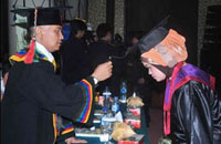 Rektor Unikarta Dr Sabran SE MSi saat melakukan wisuda sarjana Unikarta pada tahun 2013 lalu