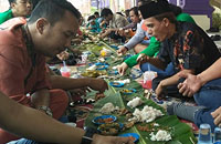 Civitas akademika Unikarta bersama mahasiswa dan komunitas memakan Nasi Bekepor sambil Beseprah