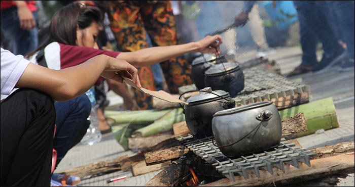 Mahasiswa Unikarta bersama sejumlah anggota komunitas memasak Nasi Bekepor di halaman kampus, Kamis (11/04) pagi